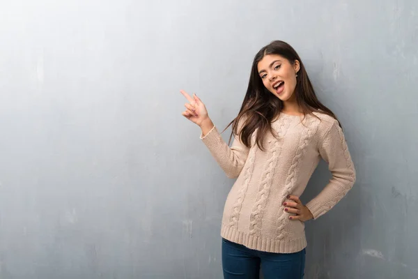 Ragazza Adolescente Con Maglione Una Parete Vintage Che Punta Dito — Foto Stock