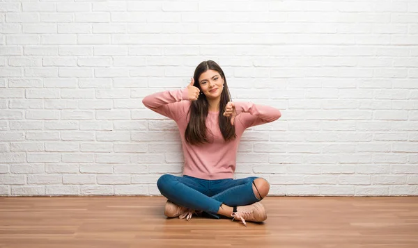 Ragazza Adolescente Seduta Sul Pavimento Una Stanza Fare Segno Del — Foto Stock