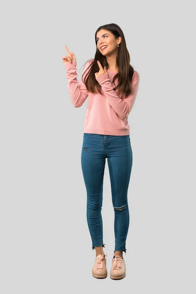 Całe Ciało Nastolatek Dziewczyna Różową Koszulę Wskazując Palcem Wskazującym Patrząc — Zdjęcie stockowe