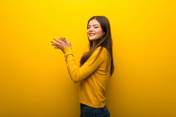 Ragazza Adolescente Vibrante Sfondo Giallo Applaudendo Dopo Presentazione Una Conferenza — Foto Stock