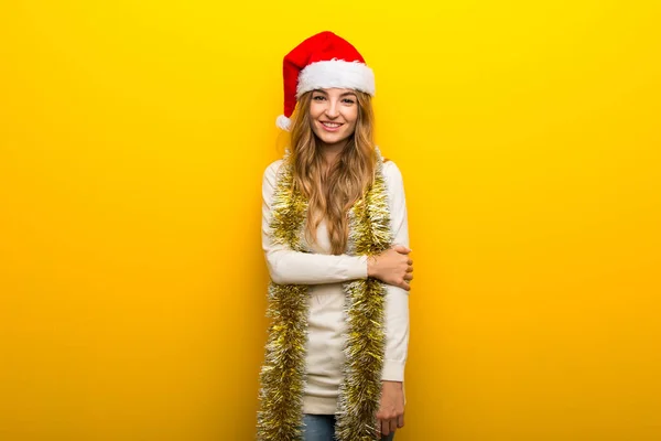 Chica Celebrando Las Fiestas Navidad Sobre Fondo Amarillo Con Expresión —  Fotos de Stock