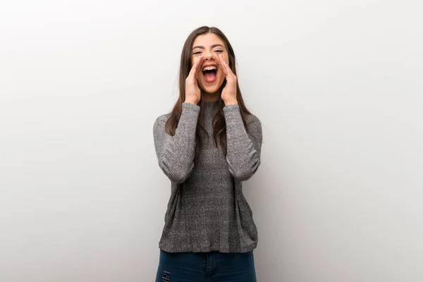 Adolescente Chica Aislado Blanco Backgorund Gritando Anunciando Algo — Foto de Stock