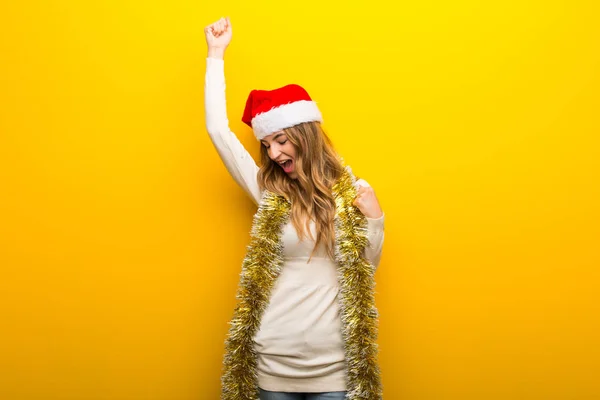 Menina Celebrando Feriados Natal Fundo Amarelo Celebrando Uma Vitória — Fotografia de Stock