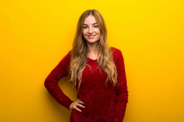 Mladá Dívka Pulzující Žluté Pozadí Pózuje Rukama Kyčli Usmívá — Stock fotografie
