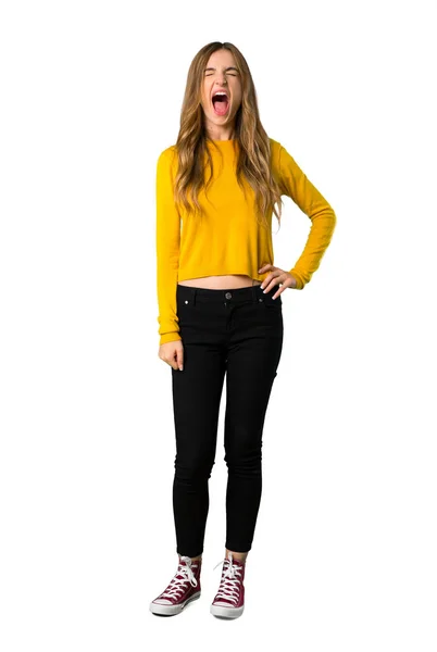黄色いセーターを着て口を大きく開いて分離の白い背景の上で正面に叫ぶと少女のフルレングス ショット — ストック写真