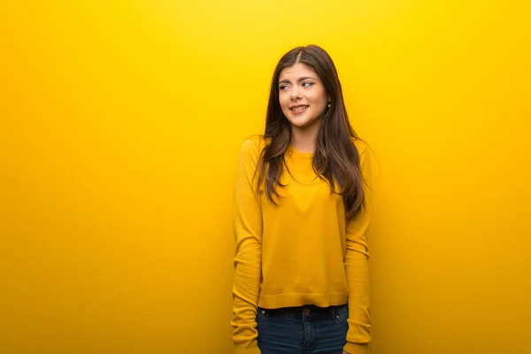 Tiener Meisje Levendige Gele Achtergrond Een Beetje Zenuwachtig Bang Tanden — Stockfoto