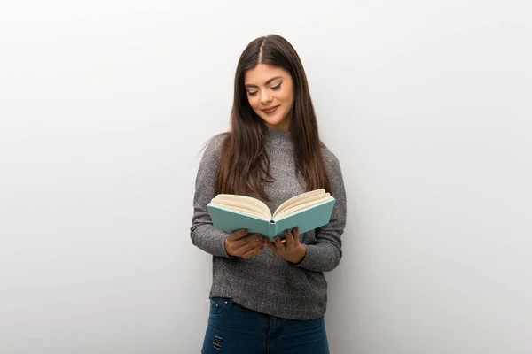 Teenager Mädchen Auf Isoliertem Weißen Rücken Hält Ein Buch Der — Stockfoto