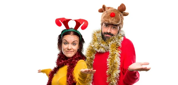 Casal Vestido Para Feriados Natal Fazendo Gestos Dúvidas Levantar Ombros — Fotografia de Stock