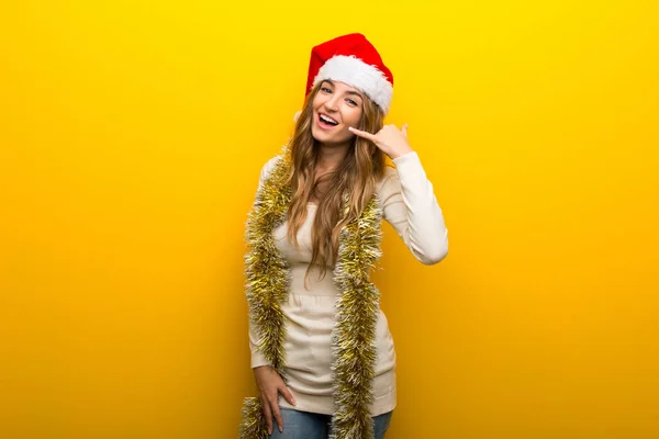 Menina Comemorando Férias Natal Fundo Amarelo Fazendo Gesto Telefone Chama — Fotografia de Stock