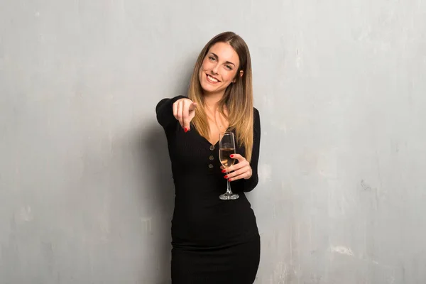 Vrouw Met Champagne Viering Van Nieuwjaar 2019 Punten Vinger Naar — Stockfoto