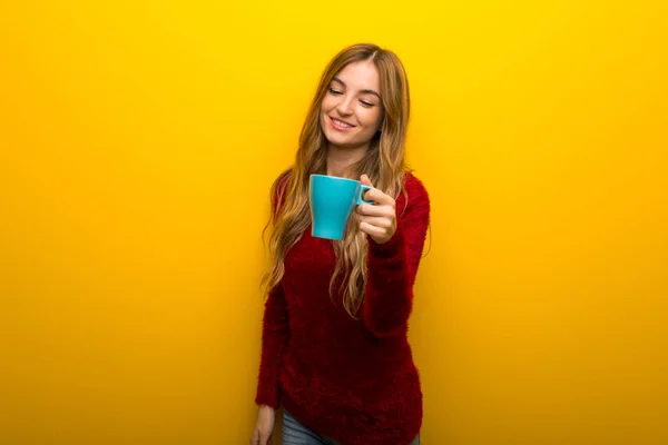 Mladá Dívka Pulzující Žluté Pozadí Držící Šálek Horké Kávy — Stock fotografie