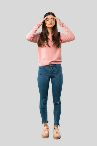 Całe Ciało Nastolatek Dziewczyna Różową Koszulę Niezadowoleni Sfrustrowani Czymś Białym — Zdjęcie stockowe