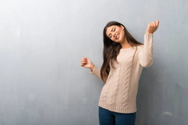 Nastolatek Dziewczyna Sweter Ściana Cieszyć Się Taniec Podczas Słuchania Muzyki — Zdjęcie stockowe