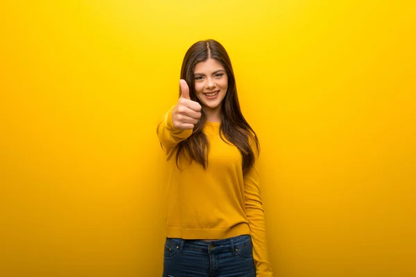 Adolescente Menina Fundo Amarelo Vibrante Dando Gesto Polegar Para Cima — Fotografia de Stock