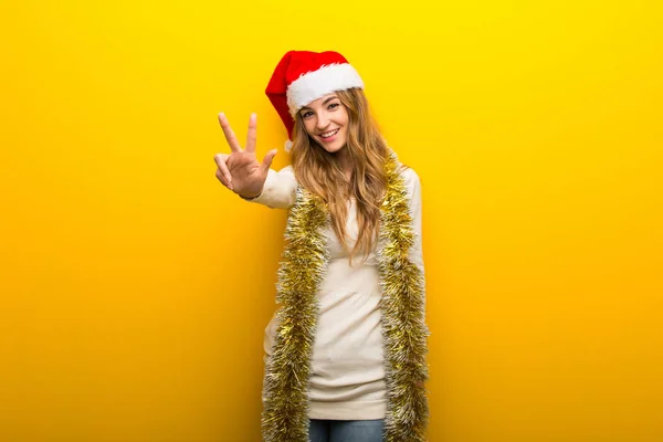 Menina Comemorando Feriados Natal Fundo Amarelo Feliz Contando Três Com — Fotografia de Stock