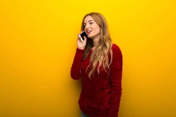 Mladá Dívka Pulzující Žluté Pozadí Udržet Konverzaci Mobilním Telefonem — Stock fotografie