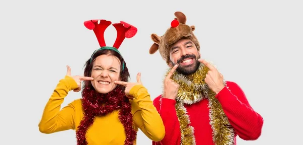 Ζευγάρι Που Μεταμφιέζονται Για Τις Διακοπές Των Χριστουγέννων Χαμογελώντας Μια — Φωτογραφία Αρχείου
