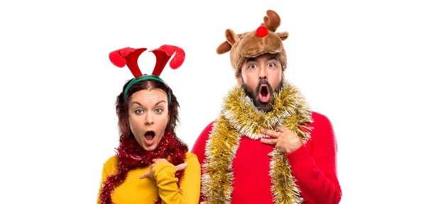 Coppia Vestita Vacanze Natale Sorpreso Scioccato Espressiva Emozione Facciale Sfondo — Foto Stock
