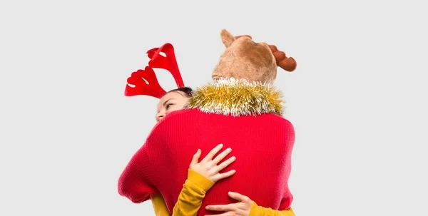 Ζευγάρι Που Μεταμφιέζονται Για Τις Διακοπές Των Χριστουγέννων Αγκαλιάζει Απομονωμένες — Φωτογραφία Αρχείου