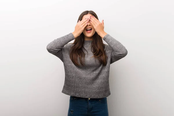 Dospívající Dívka Izolované Bílé Backgorund Pokrývající Oči Rukama Překvapen Vidět — Stock fotografie