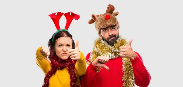 Pár Oblékla Vánoční Svátky Takže Dobré Špatné Znamení Undecided Mezi — Stock fotografie