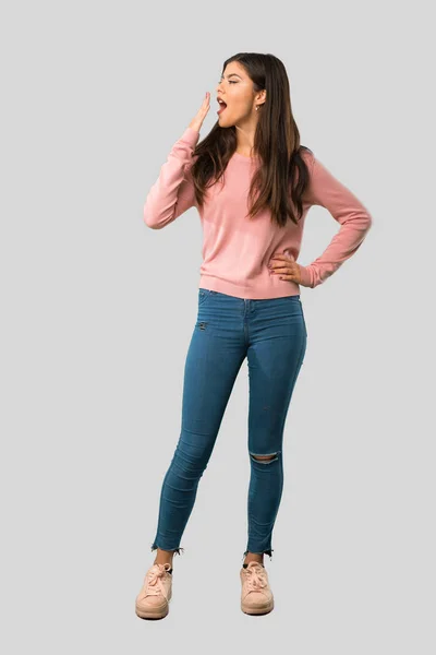 Corpo Inteiro Menina Adolescente Com Camisa Rosa Bocejando Cobrindo Boca — Fotografia de Stock