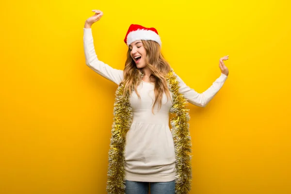 Menina Comemorando Feriados Natal Fundo Amarelo Feliz Pulando — Fotografia de Stock