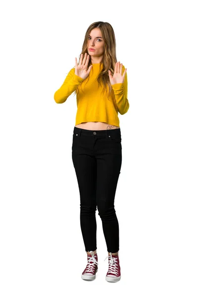 黄色いセーター作る停止ジェスチャー分離の白い背景の上の両方の手を持つ少女のフルレングス ショット — ストック写真