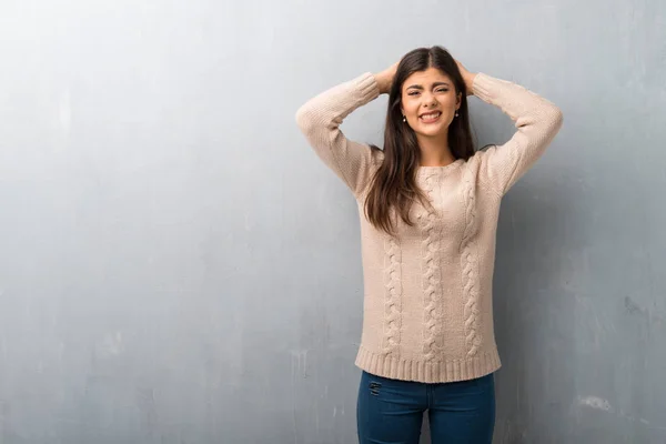 Adolescente Chica Con Suéter Una Pared Vintage Toma Las Manos — Foto de Stock