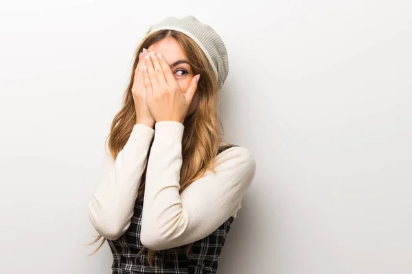 Moda Mujer Usando Sombrero Cubriendo Los Ojos Por Las Manos — Foto de Stock