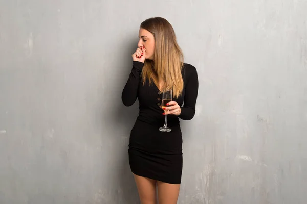 Femme Avec Champagne Célébrant Nouvel 2019 Souffre Toux Sent Mal — Photo