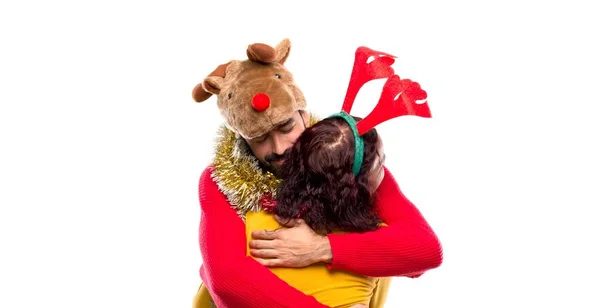 Paar Verkleidet Für Die Weihnachtsfeiertage Umarmen Sich Auf Isoliertem Hintergrund — Stockfoto