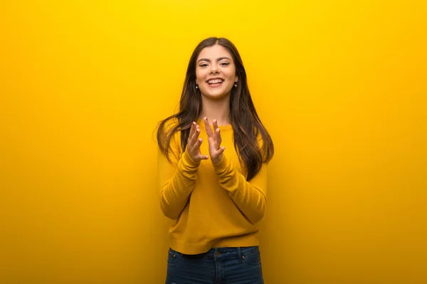 Teenager Mädchen Auf Leuchtend Gelbem Hintergrund Applaudiert Nach Präsentation Einer — Stockfoto
