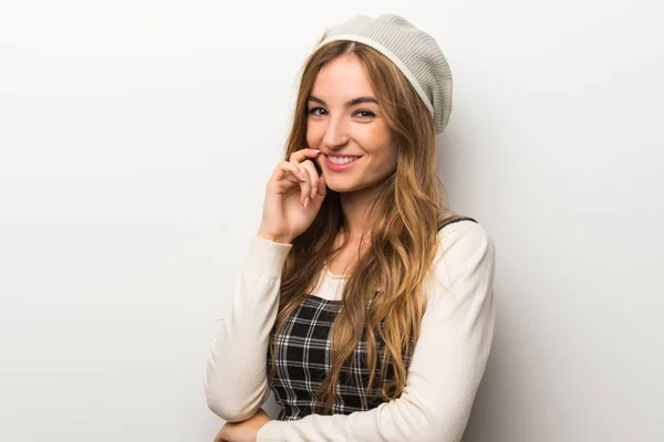 Modaya Uygun Tatlı Bir Ifadeyle Gülümseyen Şapka Giyen Kadın — Stok fotoğraf