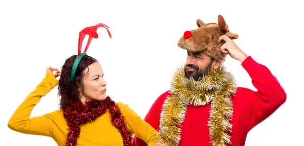 Casal Vestido Para Feriados Natal Com Dúvidas Com Rosto Confuso — Fotografia de Stock