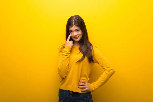 Teenager Mädchen Auf Lebendigem Gelben Hintergrund Der Nach Vorne Schaut — Stockfoto
