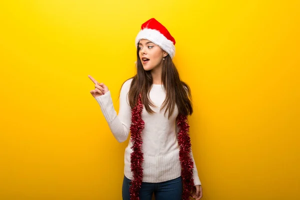 Adolescente Menina Celebrando Natal Feriados Apontando Dedo Para Lado Apresentando — Fotografia de Stock