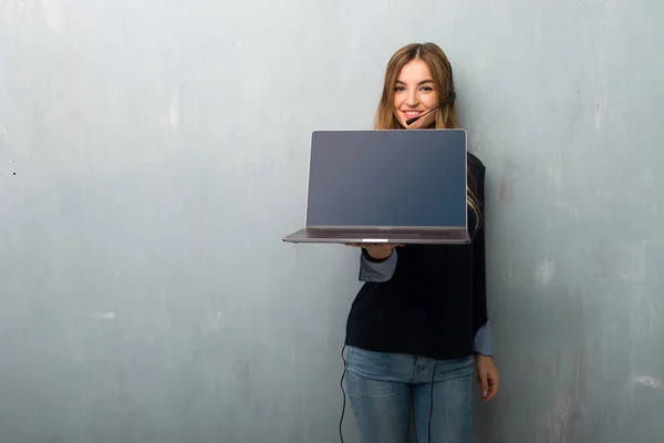 Telemarketer Woman Showing Laptop — Stock Photo, Image