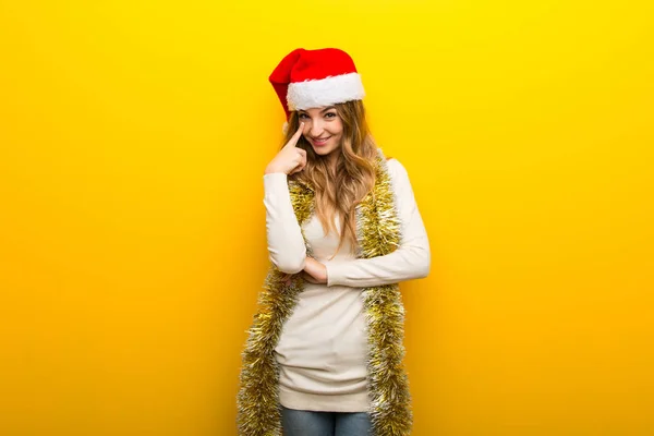 Menina Celebrando Feriados Natal Fundo Amarelo Olhando Para Frente — Fotografia de Stock