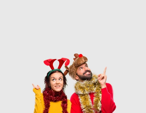 Pár Oblečená Pro Vánoční Svátky Ukazující Prstem Skvělý Nápad Hledě — Stock fotografie
