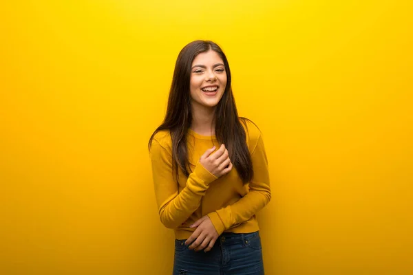 Menina Adolescente Fundo Amarelo Vibrante Sorrindo Muito Colocar Mãos Peito — Fotografia de Stock