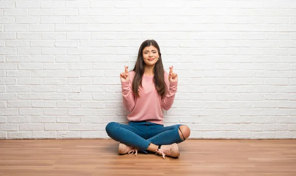 Adolescente Assise Sur Sol Dans Une Pièce Avec Les Doigts — Photo