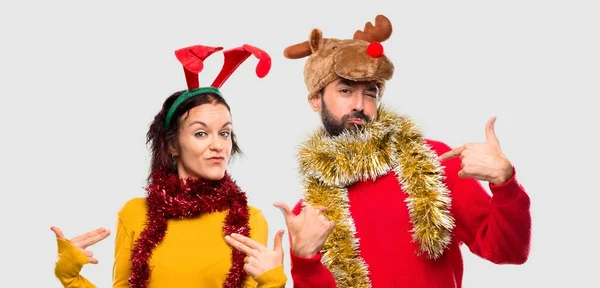 Pár Oblečená Pro Vánoční Svátky Hrdé Pyšné Uspokojení Milovat Sami — Stock fotografie