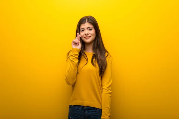 Teenager Mädchen Auf Leuchtend Gelbem Hintergrund Mit Daumendrücken Und Guten — Stockfoto