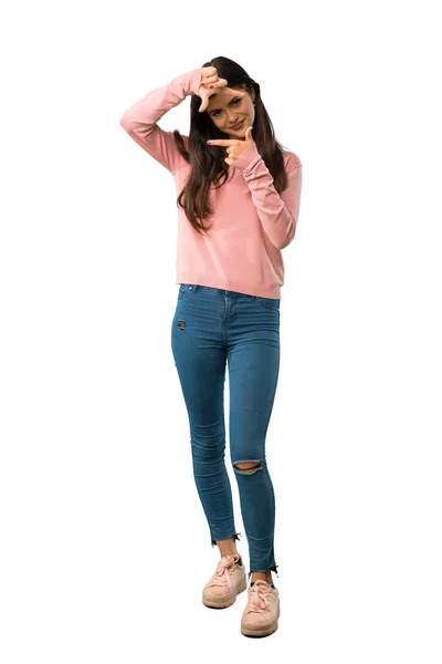 ピンクの シャツが顔を中心に 代の女の子のフルレングスのショット フレーミングのシンボル — ストック写真