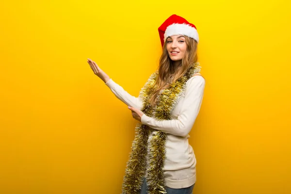 Ragazza Che Celebra Vacanze Natale Sfondo Giallo Allungando Mani Lato — Foto Stock