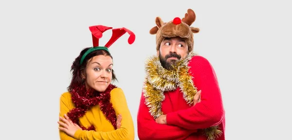 Paar Verkleidet Für Die Weihnachtsfeiertage Machen Unwichtige Geste Und Heben — Stockfoto