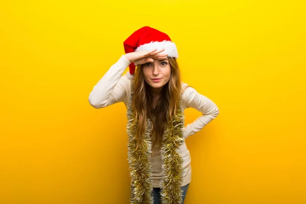 Chica Celebrando Las Fiestas Navidad Sobre Fondo Amarillo Mirando Lejos —  Fotos de Stock