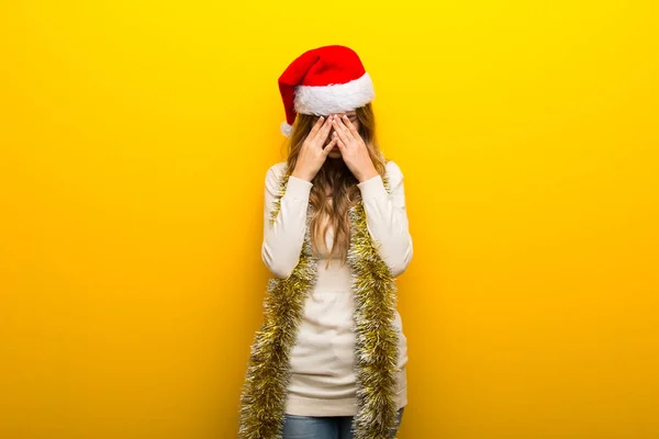 Dívka Slaví Vánoční Svátky Žlutém Pozadí Výrazem Unavení Nemocní — Stock fotografie