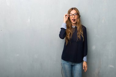 Telemarketer kadın gözlüklü ve sürpriz